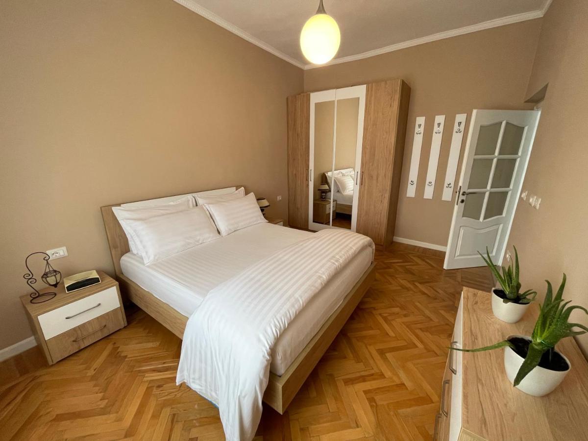 Joni & Joy Center Apartment Berat Luaran gambar