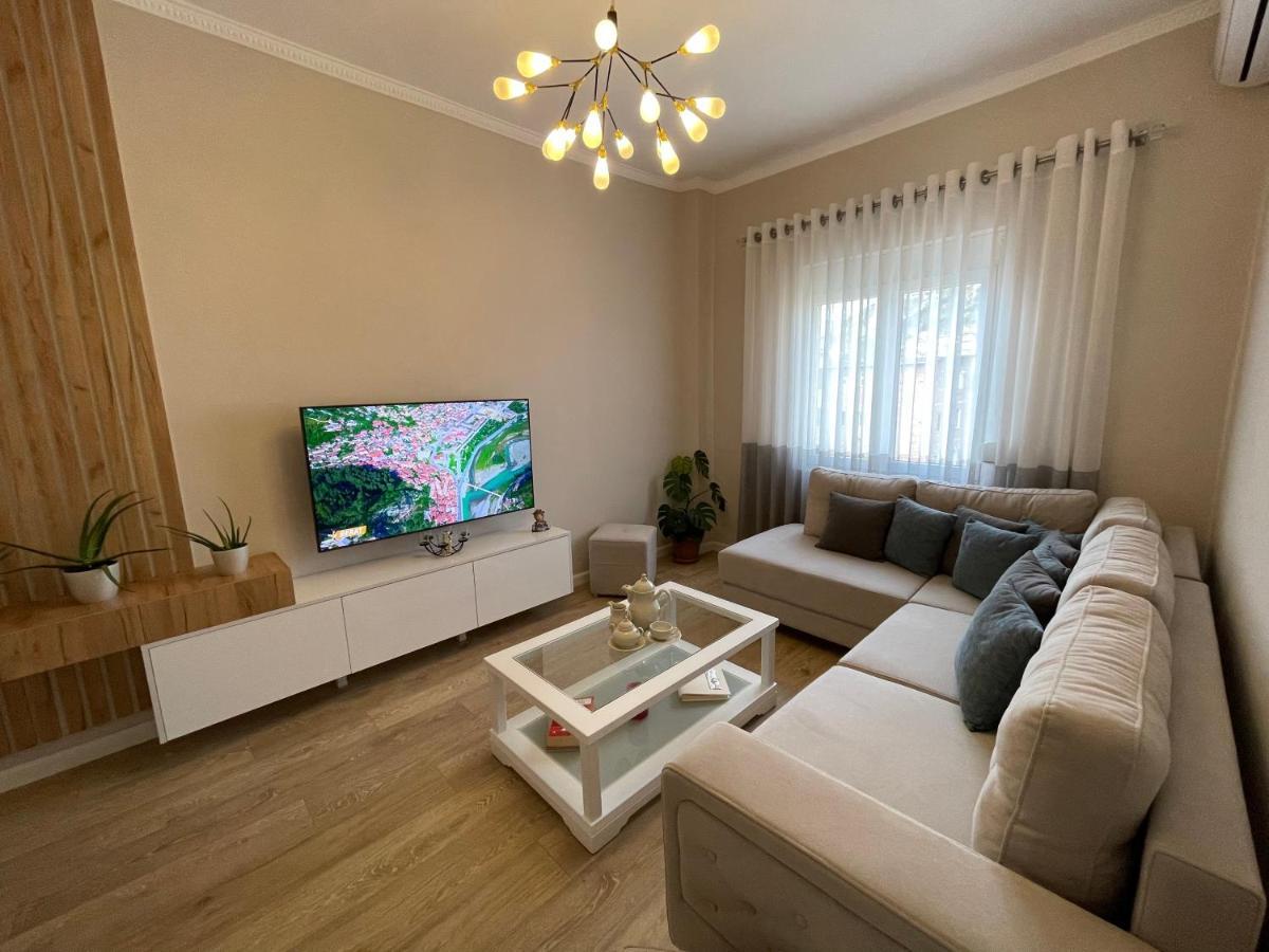 Joni & Joy Center Apartment Berat Luaran gambar