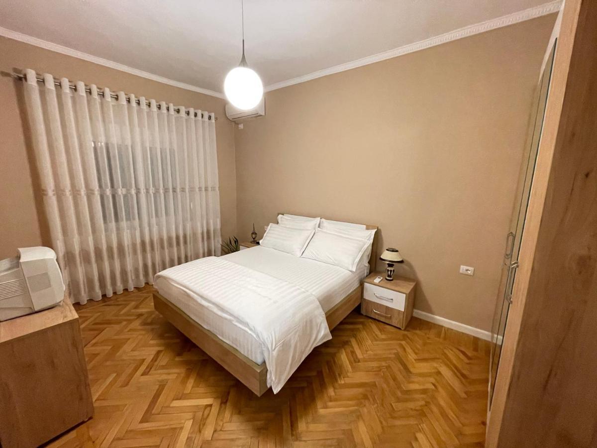 Joni & Joy Center Apartment Berat Luaran gambar