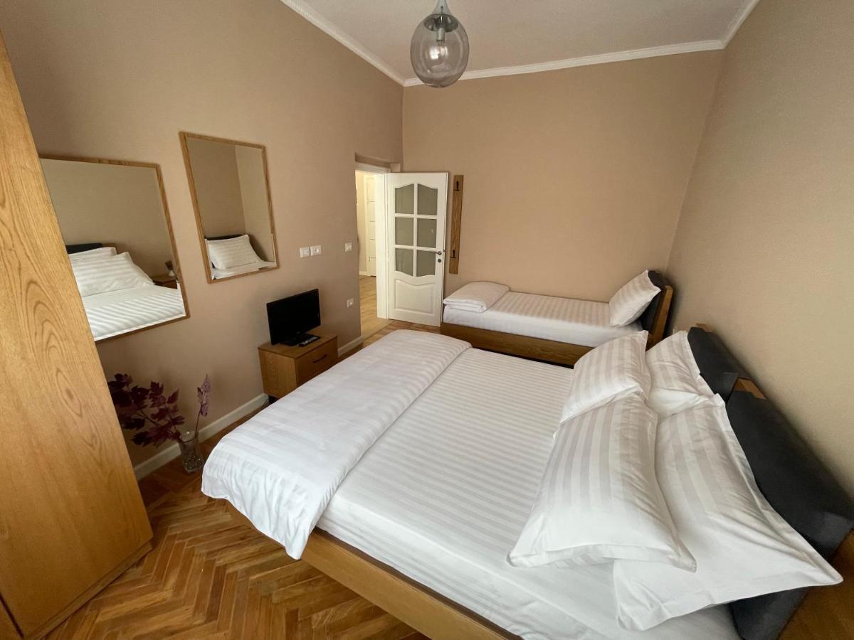 Joni & Joy Center Apartment Berat Luaran gambar