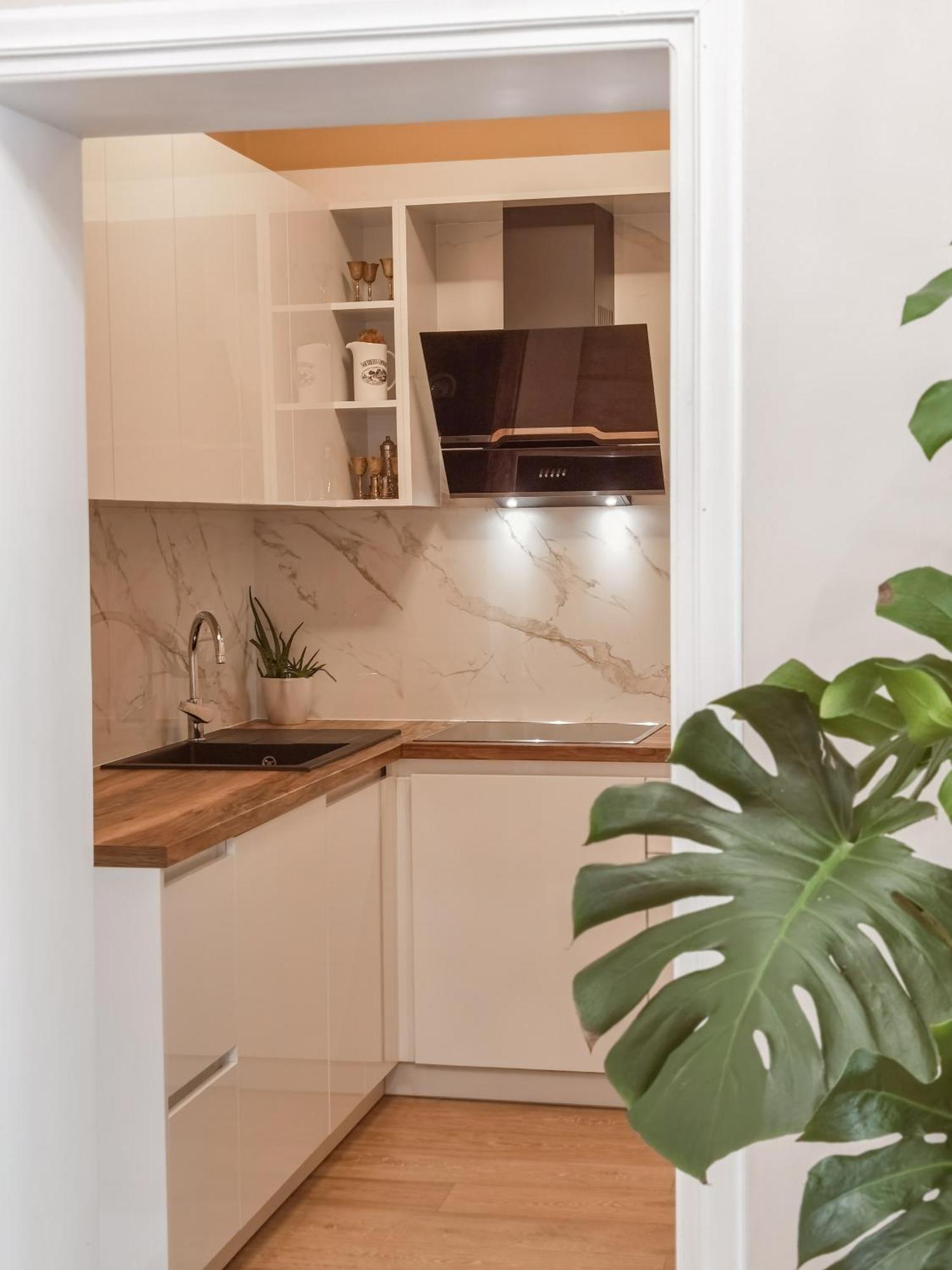 Joni & Joy Center Apartment Berat Luaran gambar