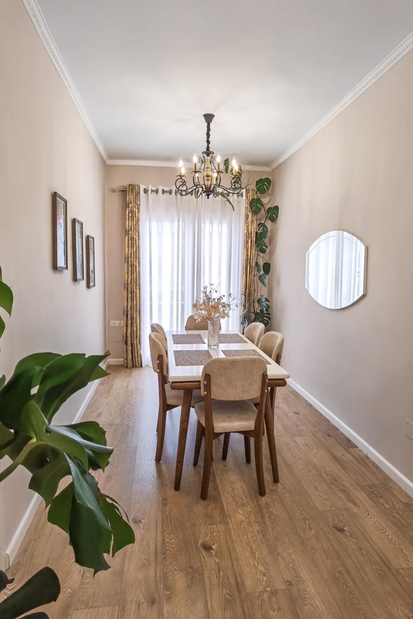 Joni & Joy Center Apartment Berat Luaran gambar